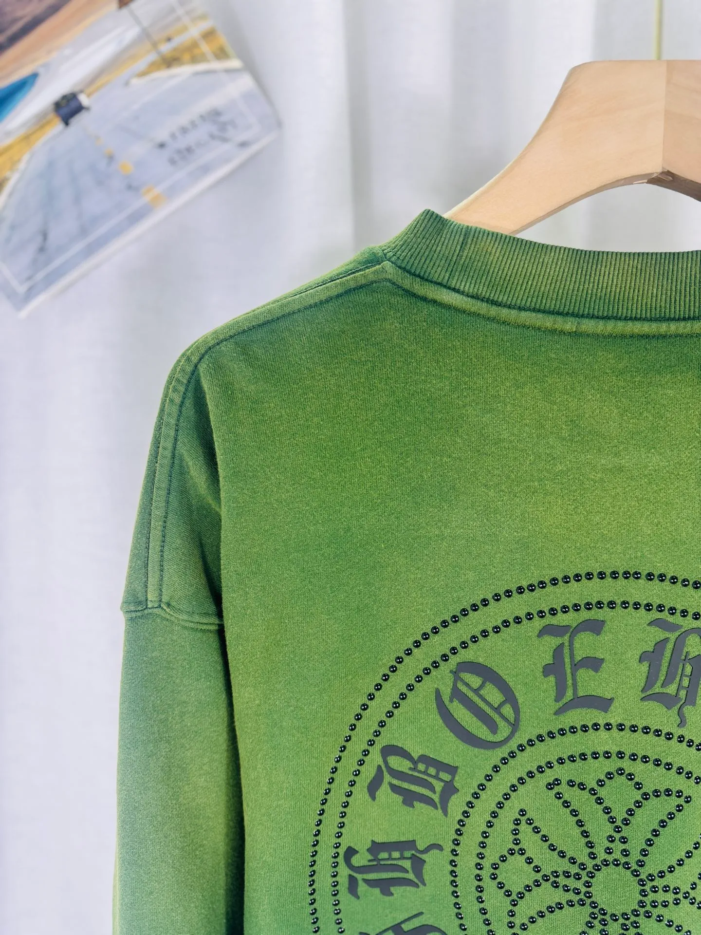 P280 top version, real shot without P, ​​different from market currency) 𝗖𝗵𝗿𝗼𝗺𝗲 𝗛𝗲𝗮𝗿𝘁𝘀/Croxin 2025 Autumn and Winter New Original Single Counter American 3D Rivets and Drill Couple Casual Sweater 👑The highest version! Customized fabric 430g tripe terry fabric! American-style pickled and distressed original fabric, laser-burned flowers, rivets and diamonds, exquisite embroidery of letters! The best-selling model in the counter, very comfortable to wear. Accessories: original molded and authenticated collar label➕100% silk wash label. Genuine purchase-grade original hangtag➕matching hanging rope➕3D hanging beads➕original packaging bag. Craftsmanship: The original version has consistent wiring! The highest version of the armhole matching technique! Color: Pink Black Green Purple Size: S M L XL Style Number: 25-363
